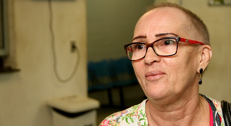 Sônia, em tratamento contra câncer de mama, está preocupada com a falta de remédios no HUOC/ Foto de Sérgio Bernardo/ JC Imagem