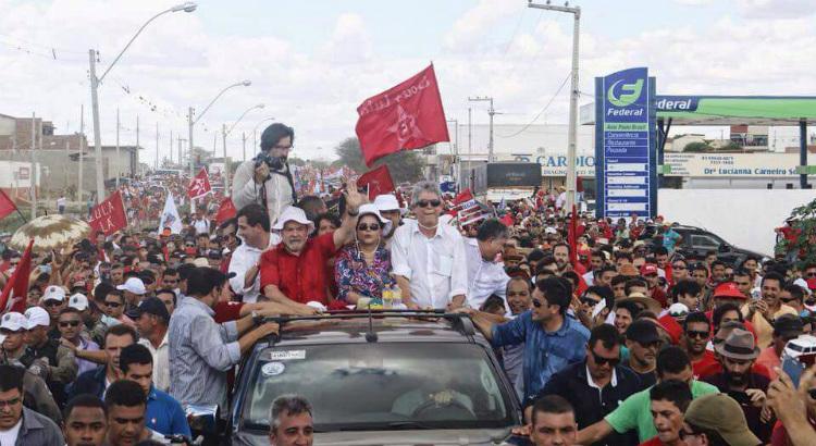 Lula seguiu em carro aberto do Rio Paraíba até o Centro de Monteiro (Foto: Divulgação)