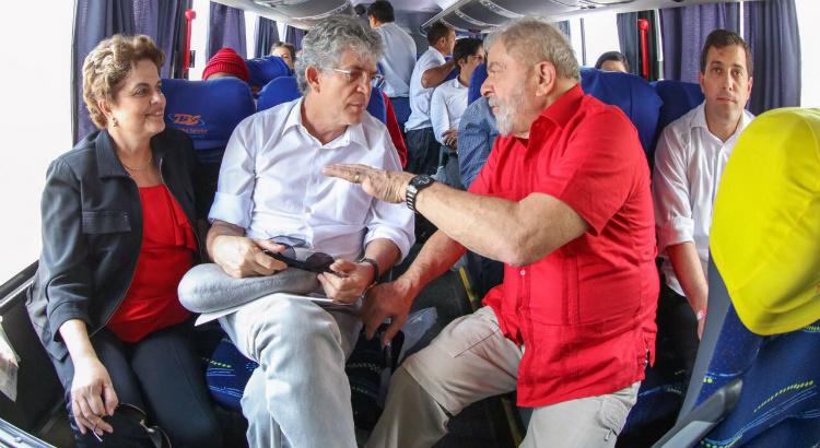Ricardo Coutinho foi no ônibus com Lula (Foto: Divulgação)
