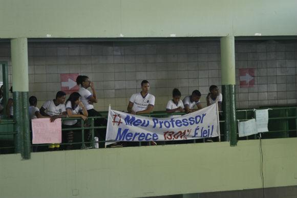 Alunos demonstram simpatia à causa dos docentes. Foto: Ricardo Labastier/JC Imagem.