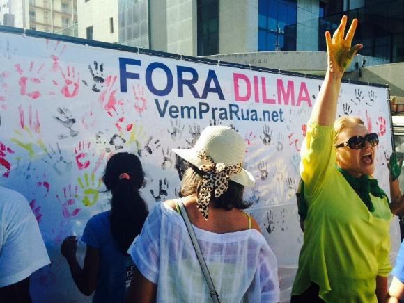 Faixas foram colocadas uma faixa para os participantes colocarem a mão com tinta como assinatura (Foto: Marcela Balbino/BlogImagem)