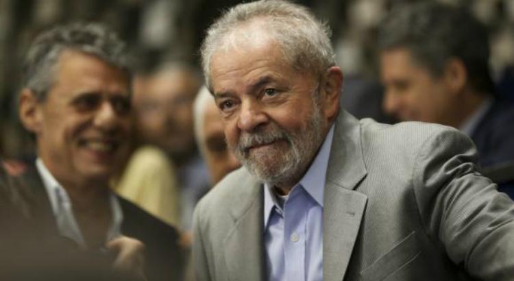 Ao lado de Chico Buarque, o ex-presidente Luiz Inácio Lula da Silva acompanha, das galerias do Senado, o pronunciamento da presidenta afastada, Dilma RousseffMarcelo Camargo/Agência Brasil