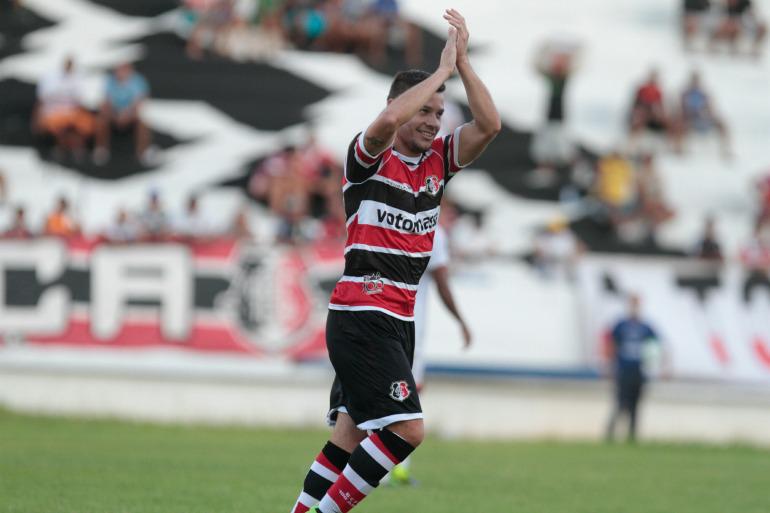 Anderson Aquino marcou dois gols na vitória sobre o Paraná. Foto: JC Imagem
