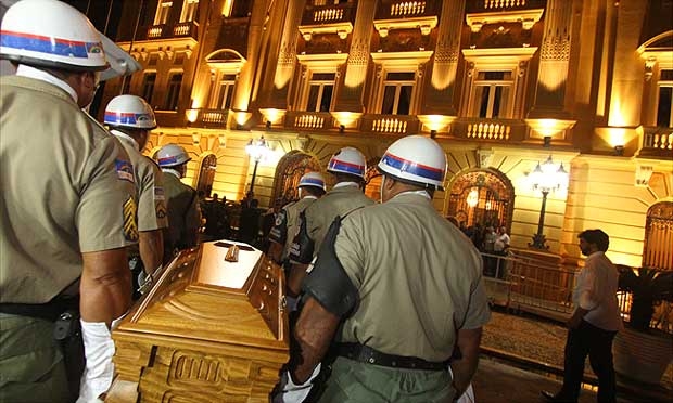 Corpo chegou ao Palácio do Governo às 22h50 / Foto: Diego Nigro/JC Imagem