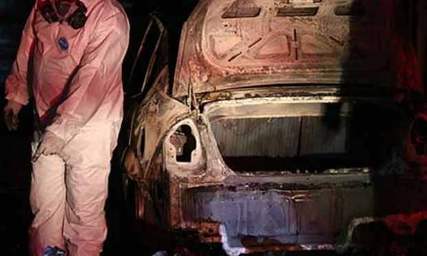 Corpo queimado foi encontrado no porta-malas do carro, amarrado e com três tiros na cabeça / Foto: Ricardo B. Labastier/JC Imagem
