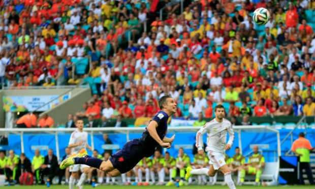Robin van Persie, em lindo toque de cabeça por cobertura na goleada por 5 a 1 sobre a Espanha está na briga / Foto: Divulgação