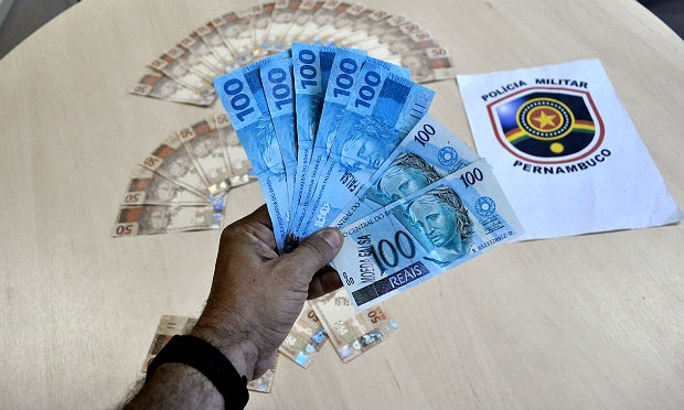Polícia Militar encontrou na casa do suspeito diversas notas falsas de R$ 50 e sete notas falsas de R$ 100 / Foto: Polícia Federal em Pernambuco / Divulgação