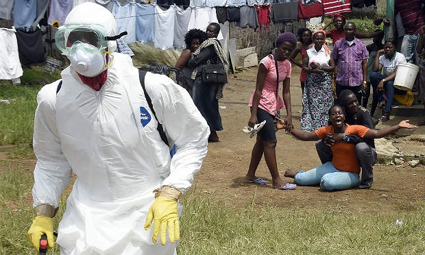 De acordo com o último balanço da OMS, atualizado na segunda-feira, o ebola já causou a morte de cerca de 6 mil pessoas / Foto: AFP