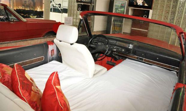 Motel no Agreste disponibiliza até uma cama em formato de carro de luxo / Foto: Divulgação