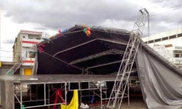 Estrutura de palco montado para festa desabou após ventania / Foto: Divulgação/ Blog Jataúba News.
