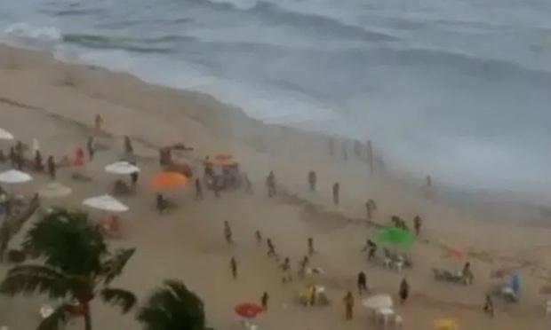 Ao chegar na praia ventos fortes assustaram os banhistas / Foto: Reprodução de vídeo