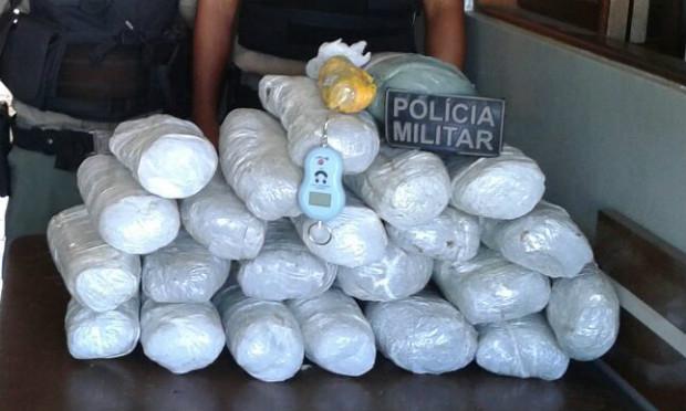 Droga foi encontrada após revista realizada em carro de suspeito / Foto: Divulgação/Polícia Militar.