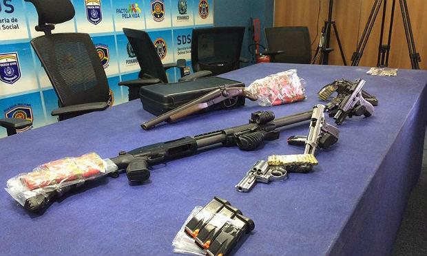 Nove armas e diversas munições foram apreendidas na operação / Foto: Valéria Oliveira/JC