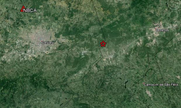 O epicentro está representado pela estrela vermelha. O triângulo vermelho mostra a localização da estação de Caruaru / Foto: LabSis/UFRN
