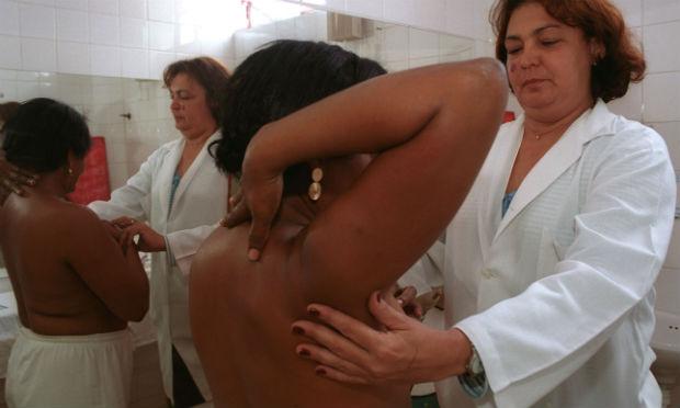 Mulheres a partir dos 40 anos devem fazer a mamografia uma vez por ano / Foto: Alexandre Belém/Acervo JC Imagem
