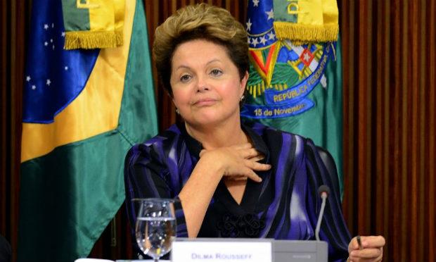 No momento em que o comunicado foi entregue, Dilma estava no Palácio da Alvorada, sua residência oficial, reunida com Lula, o advogado-geral da União, José Eduardo Cardozo, e o novo ministro da Chefia de Gabinete da Presidência, Jaques Wagner, que deixou  / Foto: Evaristo Sá/AFP