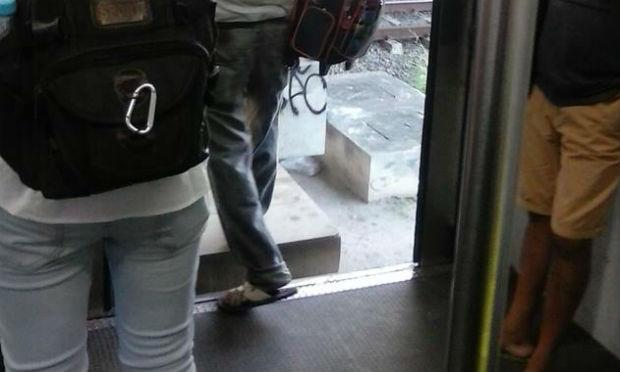 Passageiros tiveram que sair do trem fora do local adequado, se arriscando / Foto: Jully Alves via Facebook