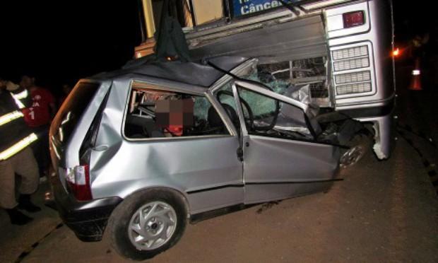 Ônibus teria invadido contramão e batido de frente em carro / Foto: Divulgação/Camocim Vip News.