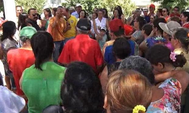 Funcionários realizaram protesto na manhã desta quarta em Altinho, no Agreste / Foto: reprodução/TV Jornal 