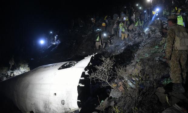 Segundo autoridades locais, não há sobreviventes da queda deste avião no Paquistão. / Foto: Aamir Qureshi / AFP