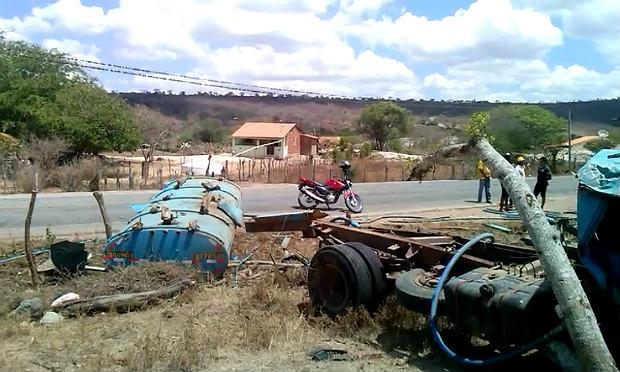 Motorista morre após caminhão-pipa capotar em Bezerros - NE10