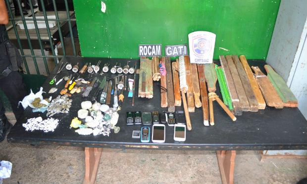 Revista apreendeu celulares, drogas e armas artesanais em Salgueiro / Foto: Blog Giro Sertão