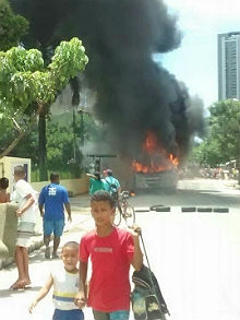 Incêndio no ônibus assustou moradores