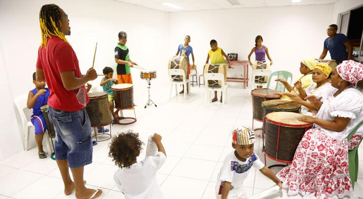 Desde pequenos, meninos e meninas são ensinados sobre cultura afro-brasileira. Foto: Diego Nigro