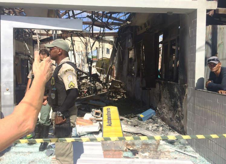 Na investida, suspeitos explodiram dois bancos em Porto de Galinhas. Foto: Clarissa Siqueira/Rádio Jornal