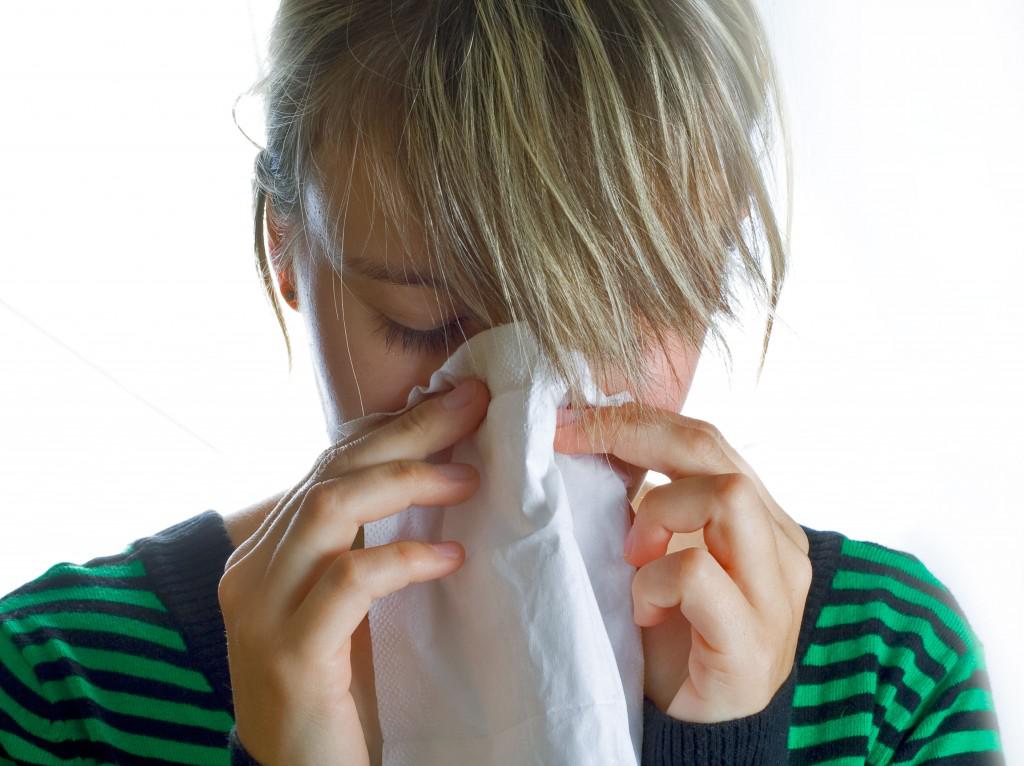 Tosse, nariz entupido ou escorrendo são sintomas comuns em gripes e resfriados (Foto: Divulgação)
