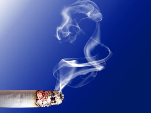 O cigarro libera quase cinco mil substâncias tóxicas a cada tragada, o que contribui para o aparecimento de diversas doenças  (Foto: Free Images)