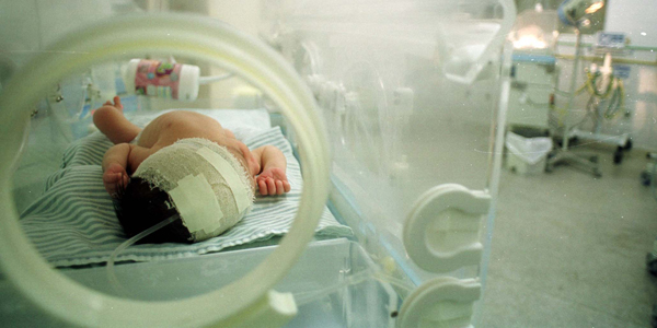Sair da maternidade sem o bebê, que continua hospitalizado depois da alta médica para a mãe, é um dos principais desafios apontados pelos pais de bebês prematuros  (Foto: JC Imagem)