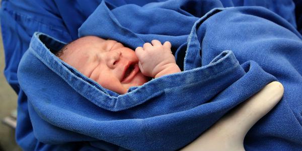 A síndrome de abstinência neonatal, que ocorre após o nascimento, confirma-se com exame clínico do recém-nascido (Foto: Divulgação)