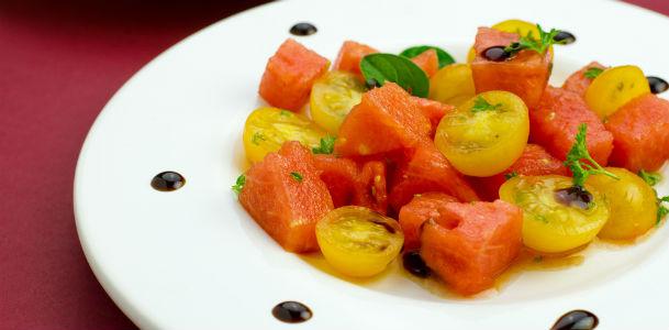 Mesclar melancia e tomate dá um toque especial à salada (Foto: Vigilantes do Peso/Divulgação)