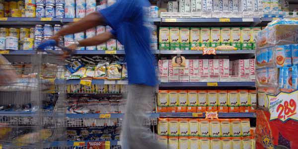 Fique atento aos rótulos dos produtos que estão nas prateleiras do supermercado (Foto: Helia Scheppa/Acervo JC Imagem)
