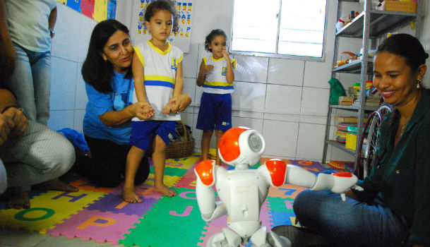 Estudos mostram que crianças com autismo conseguem interagir bem com robôs, o que favorece o desenvolvimento (Foto: Inaldo Lins/PCR)