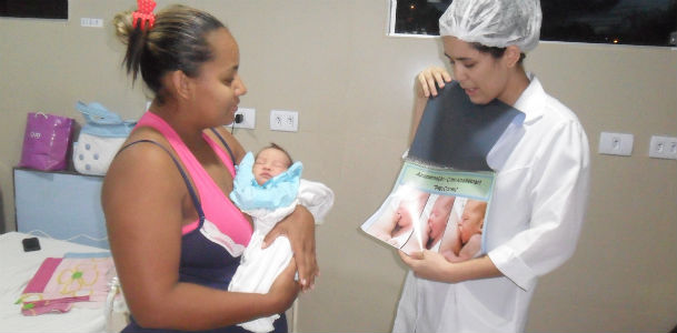 Mães recebem orientação sobre amamentação (Foto: Divulgação)