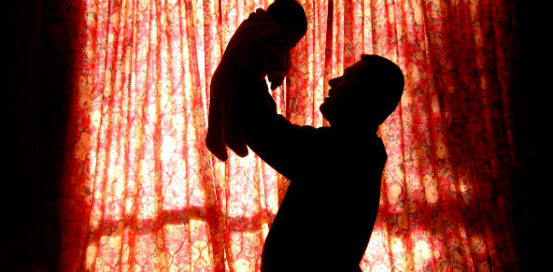 Homens que vivenciam depressão após o nascimento do filho podem melhorar a relação com o bebê com apoio terapêutico (Foto: Free Images)