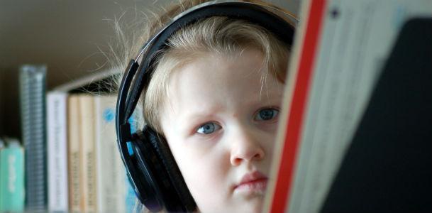 O uso de headphones requer cuidados em qualquer faixa etária. Exposição a volumes altos na infância, inclusive, pode levar à perda auditiva prematura (Foto: Free Images)