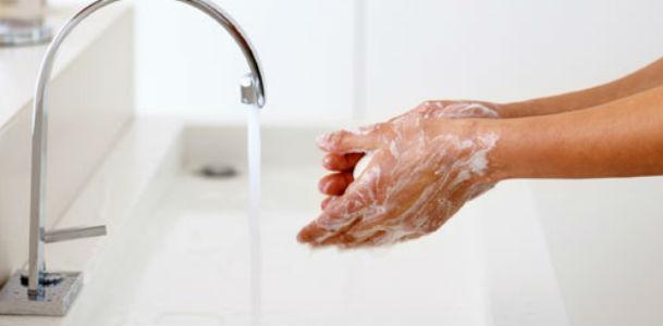 Higienização correta das mãos é a principal medida de prevenção de infecções relacionadas aos cuidados de saúde (Foto: Reprodução)