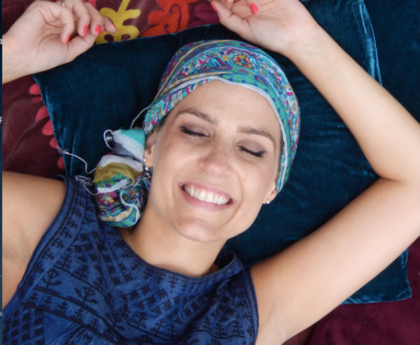 Os lenços ajudam a promover a autoestima das mulheres em tratamento contra o câncer (Foto: Reprodução/Facebook)