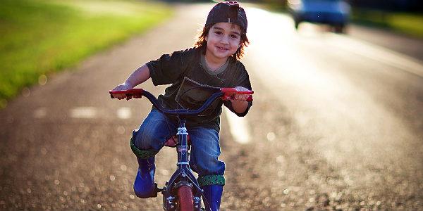 Imagem de criança em bicicleta (Foto: Free Images)