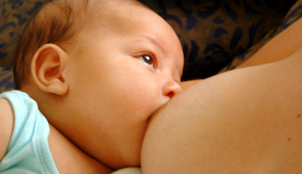 Preconiza-se que o aleitamento materno seja o alimento exclusivo do bebê até os 6 meses (Foto: Free Images)