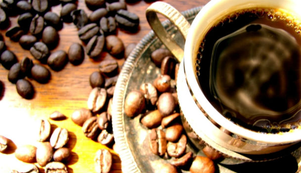 Café pode oferecer benefícios à saúde, desde que seja degustado com moderação (Foto: Free Images)