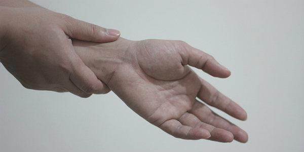 Imagem de pessoa com dor no pulso (Foto: Free Images)