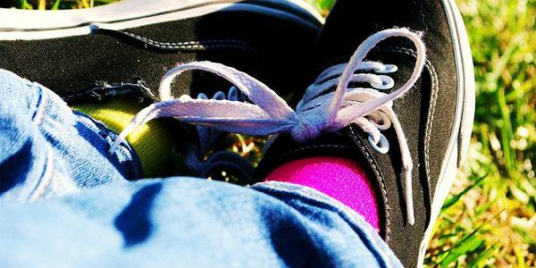 Foto de pessoa com tênis e meias coloridas (Foto: Free Images)