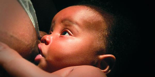 Imagem de mulher amamentando bebê (Foto: Free Images)