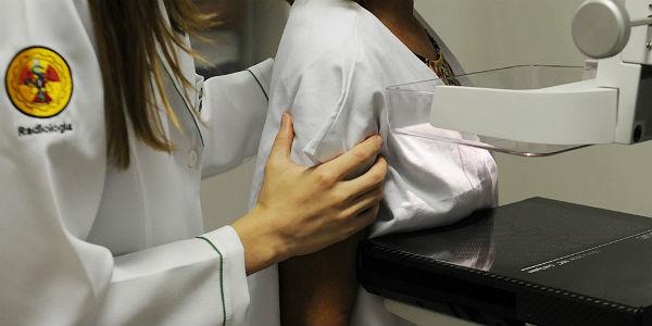 Imagem de atendimento de mamografia (Foto: Guga Matos / JC Imagem)