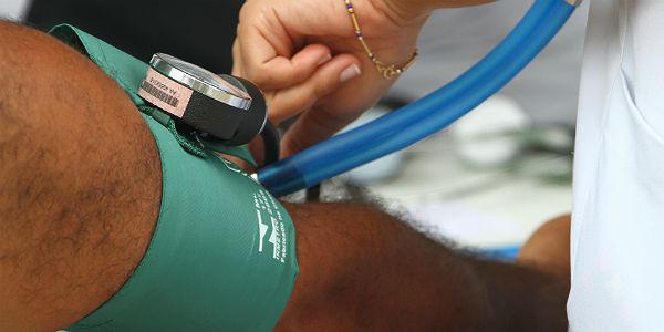 Imagem de profissional aferindo a pressão arterial de paciente (Foto: Diego Nigro / JC Imagem)