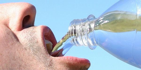 Imagem de homem bebendo água (Foto: Free Images)